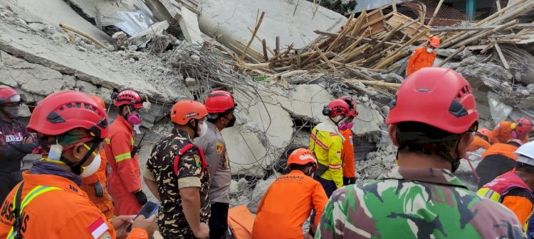 Kapolresta Sidoarjo Turun Langsung Cek Evakuasi Korban Musibah Ponpes Al Khoziny